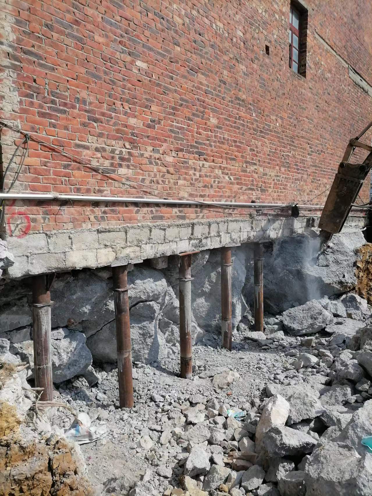 中山某樓房?jī)A斜修復(fù)糾偏頂升